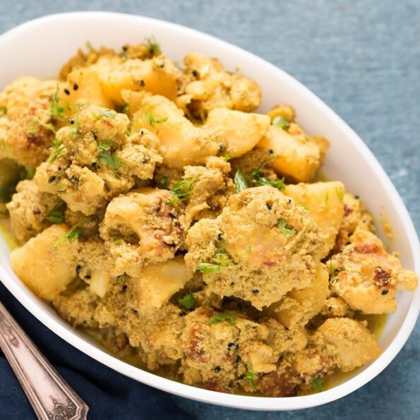 https://www.pontalo.net - Poshto Phoolkopi Recipe (Cauliflower & Potato In Poppy Seeds Gravy)