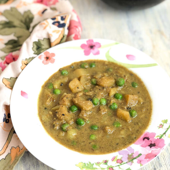 https://www.pontalo.net - Potato And Peas Curry Recipe In Coconut Milk Gravy