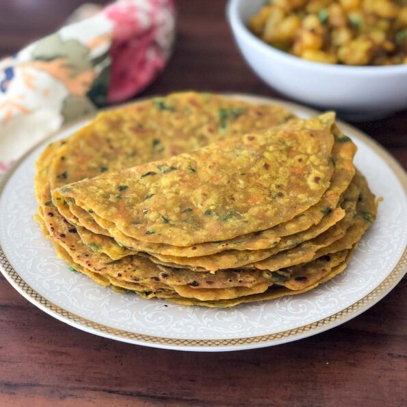 https://www.pontalo.net - Healthy Carrot Methi & Mooli Thepla Recipe