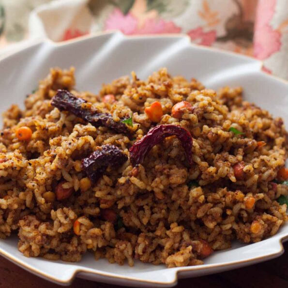 https://www.pontalo.net - Puliyodharai / Puliyogare Recipe (Spicy Tamarind Rice) with Pulikachal