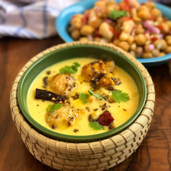 https://www.pontalo.net - Punjabi Kadhi Pakora Recipe - Delicious Punjabi Kadhi