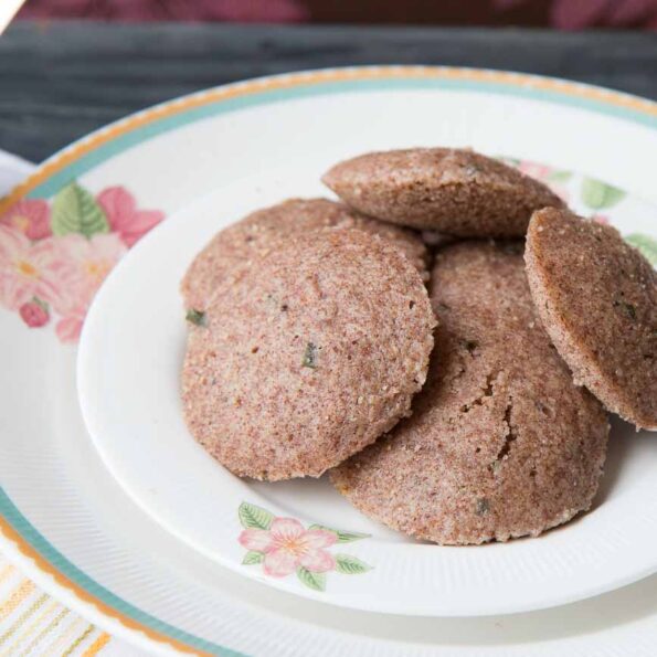 https://www.pontalo.net - Ragi & Oats Rava Idli Recipe-Finger Millet and Oats Idli