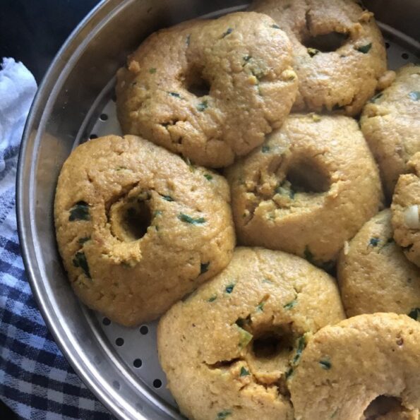 https://www.pontalo.net - Rajasthani Makki Ka Chatpata Dhokla Recipe