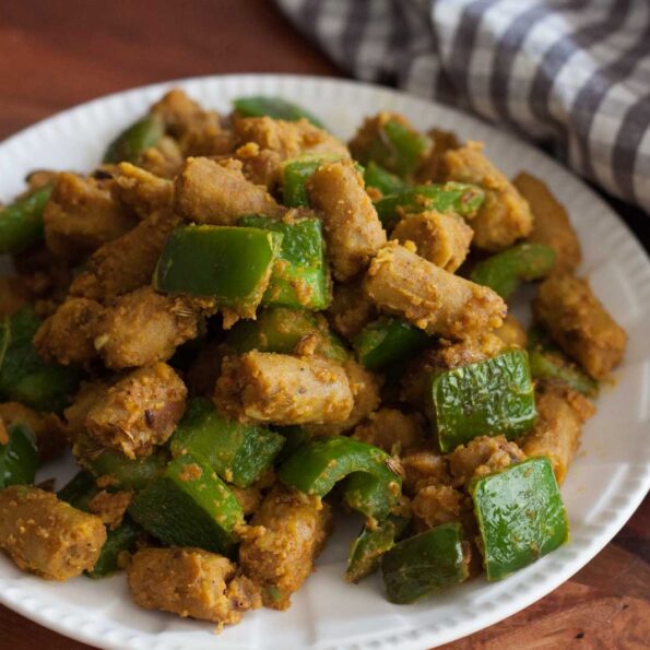 https://www.pontalo.net - Rajasthani Style Sukhe Gatte Capsicum Ki Sabzi Recipe