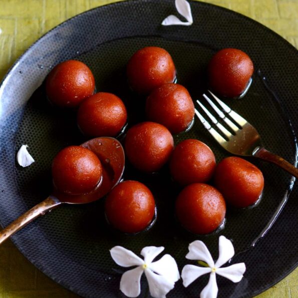 https://www.pontalo.net - Shakarkandi Ke Gulab Jamun Recipe (Sweet Potato Gulab Jamun)