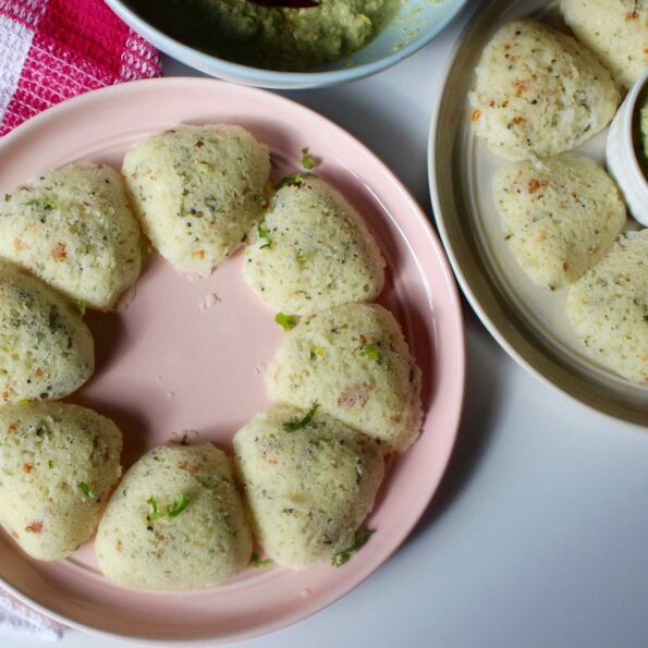 https://www.pontalo.net - Sabbakki Rava Idli Recipe- Sabudana Rava Idli