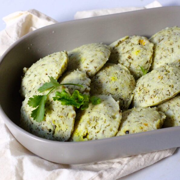 https://www.pontalo.net - Sabsige Soppina Idli Recipe (Dill Leaves Idli)