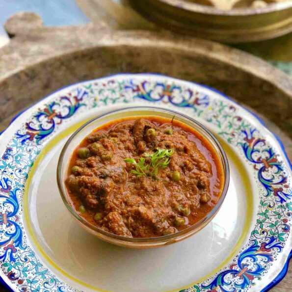 https://www.pontalo.net - Shabnam Curry Recipe - Mughlai Style Mushroom And Peas Gravy