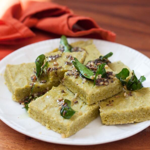 https://www.pontalo.net - Spinach Foxtail Millet Dhokla Recipe