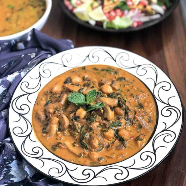 https://www.pontalo.net - Spinach Mushroom Chickpea Curry Recipe