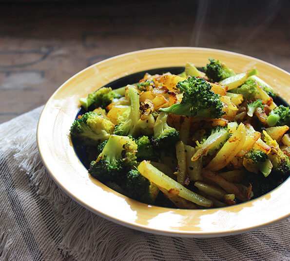 https://www.pontalo.net - आलू ब्रोकली सब्ज़ी रेसिपी - Aloo Broccoli Sabzi (Recipe In Hindi)