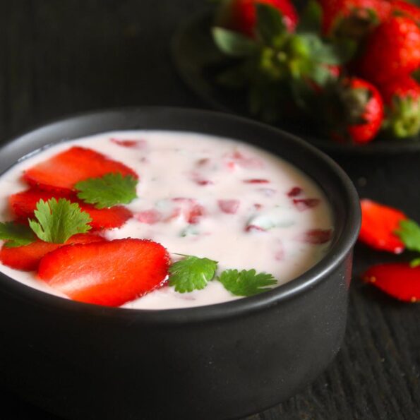 https://www.pontalo.net - स्ट्रॉबेरी रायता रेसिपी - Strawberry Raita (Recipe In Hindi)