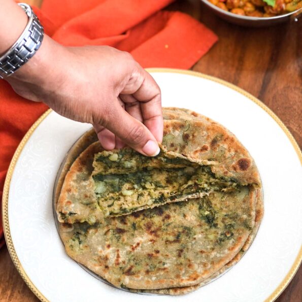 https://www.pontalo.net - Bathua Aloo Paratha Recipe