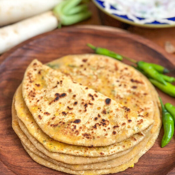 https://www.pontalo.net - Stuffed Mooli Paneer Paratha Recipe