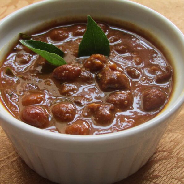 https://www.pontalo.net - Kondai Kadalai Puli Kuzhambu Recipe -Tangy South Indian Kala Chana Curry