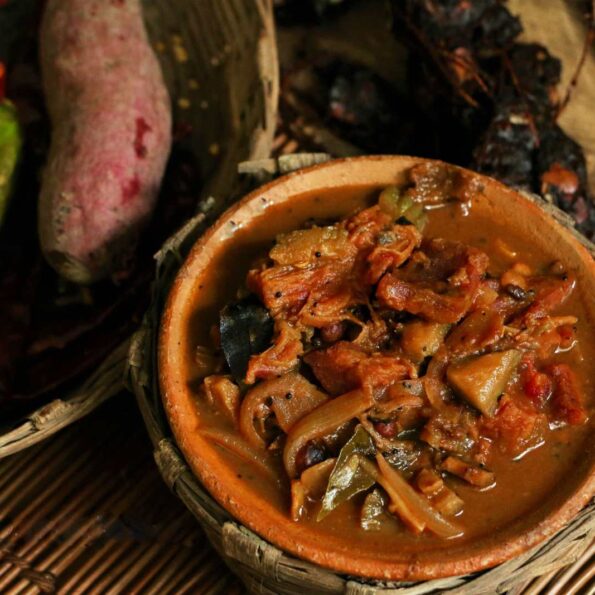 https://www.pontalo.net - शकरकंदी और करेला कुलंबु रेसिपी - Sweet Potato And Bitter Gourd Kulambu (Recipe In Hindi)