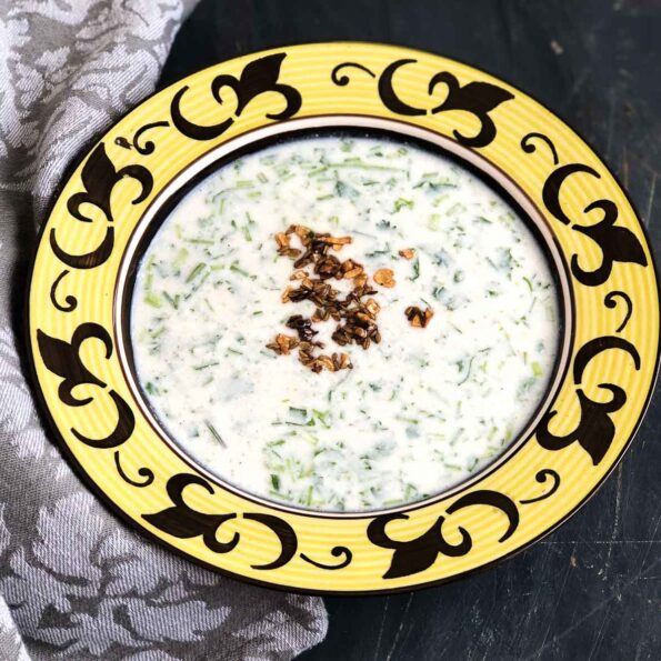 https://www.pontalo.net - धनिये वाला तड़का रायता रेसिपी - Sweet & Spicy Coriander Tadka Raita (Recipe In Hindi)