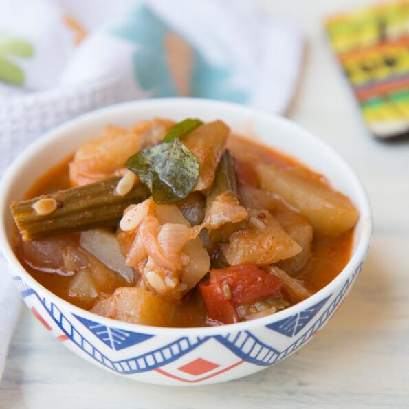 https://www.pontalo.net - Sorakkai Puli Kuzhambu Recipe - Tangy Bottle Gourd Curry