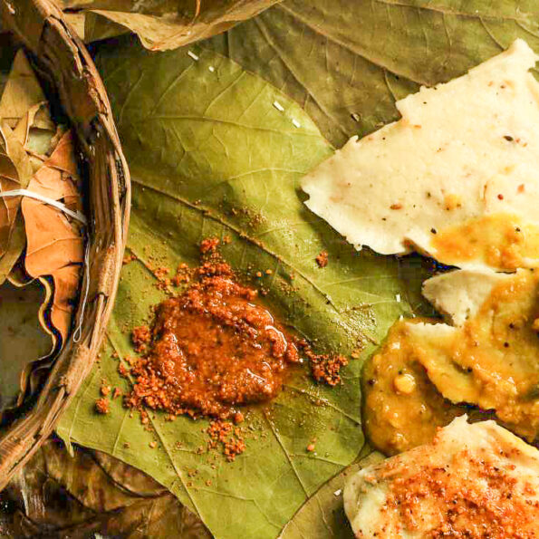 https://www.pontalo.net - Thonnai Idli Recipe (Dried Leaves Idli)