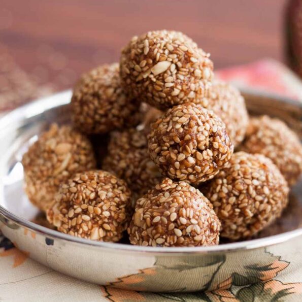 https://www.pontalo.net - Til Ke Laddu Recipe (Sesame Seeds Laddu Recipe)