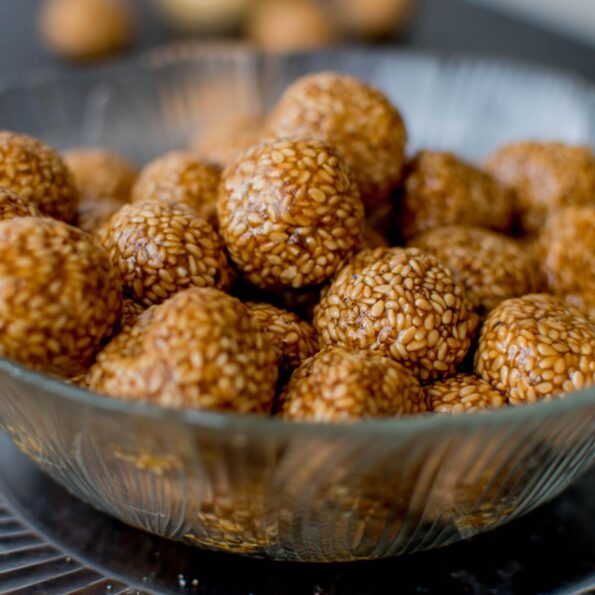 https://www.pontalo.net - Til Ke Ladoo Recipe - Sesame Ladoo Recipe