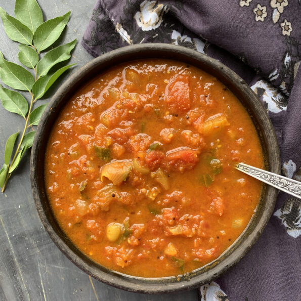 https://www.pontalo.net - Thakkali Gotsu Recipe | Thakkali Curry | Spicy & Tangy Tomato Gravy