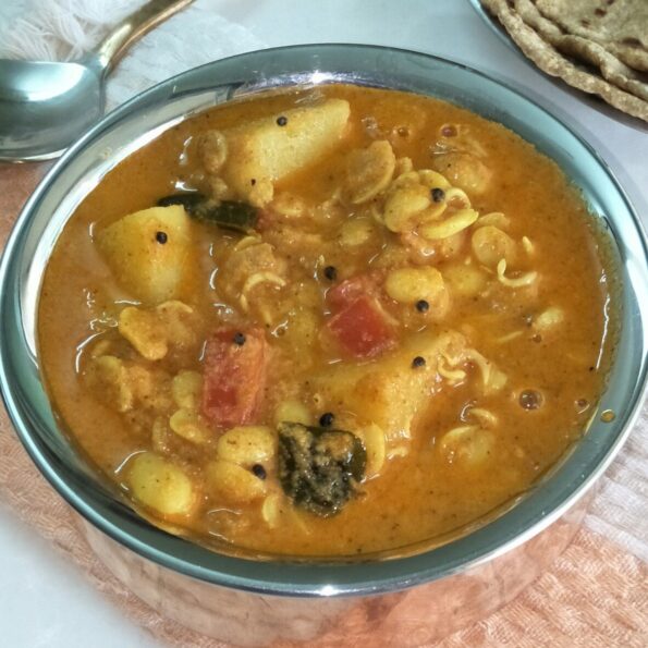 https://www.pontalo.net - Vaalachi Rassa Bhaaji Recipe - Maharashtrian Style Aloo And Vaal Sabzi