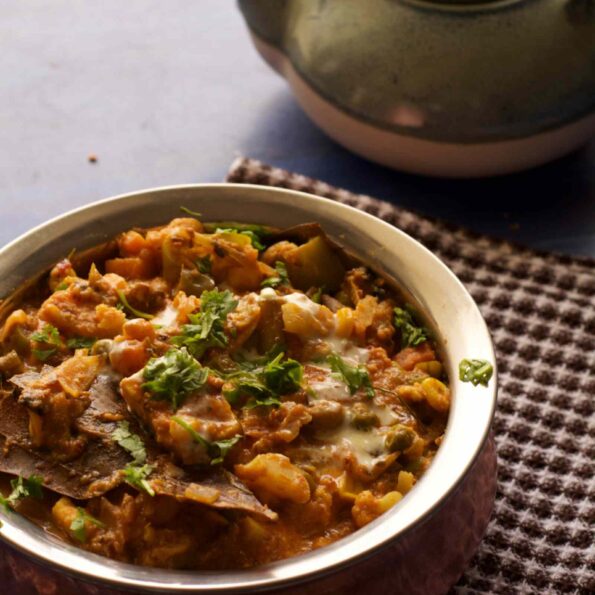 https://www.pontalo.net - Mixed Vegetable Handi Recipe