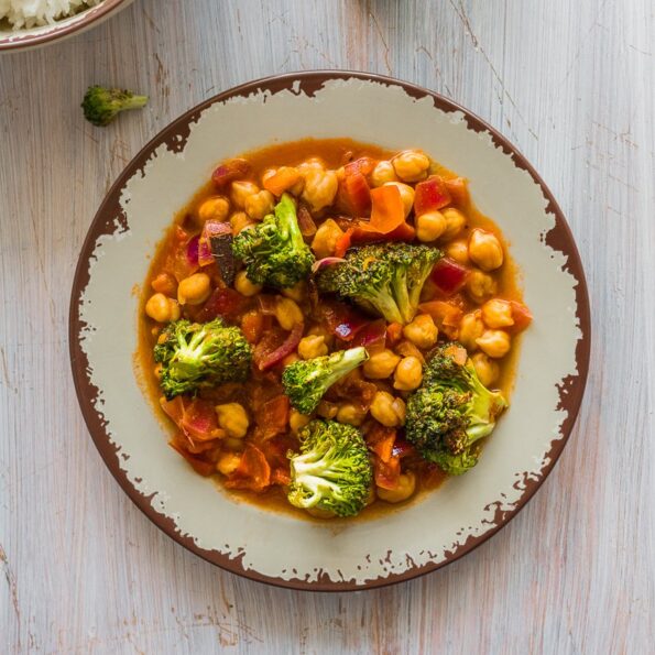 https://www.pontalo.net - वेगन छोले और ब्रोकली करी रेसिपी - Vegan Chickpeas And Broccoli Curry Recipe