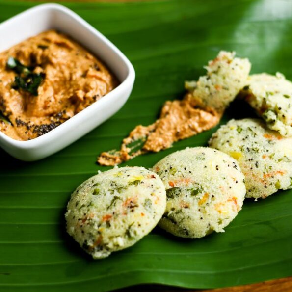 https://www.pontalo.net - सब्ज़ रवा इडली रेसिपी - Veggie Rava Idli (Recipe In Hindi)