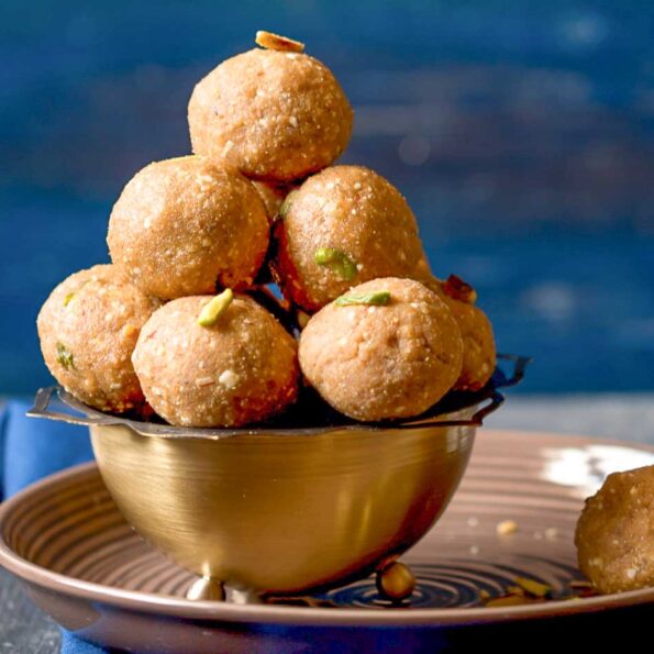 https://www.pontalo.net - Whole Wheat Sonth Ke Ladoo Recipe