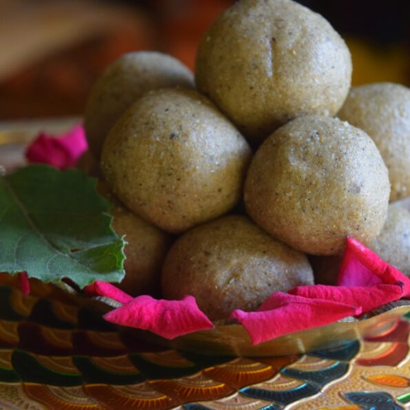 https://www.pontalo.net - पारंपरिक पंजीरी लड्डू (जन्माष्टमी पसादम) रेसिपी - Panjiri Ladoo (Recipe In Hindi)