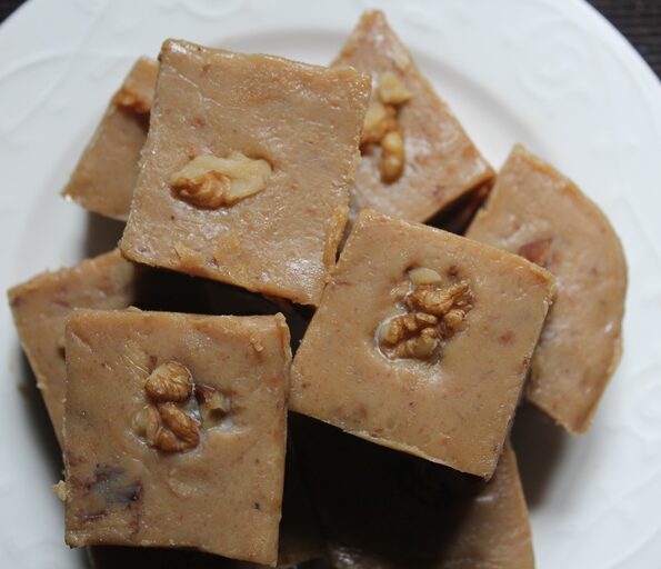 https://www.pontalo.net - Walnut Burfi Recipe - Akhrot Barfi